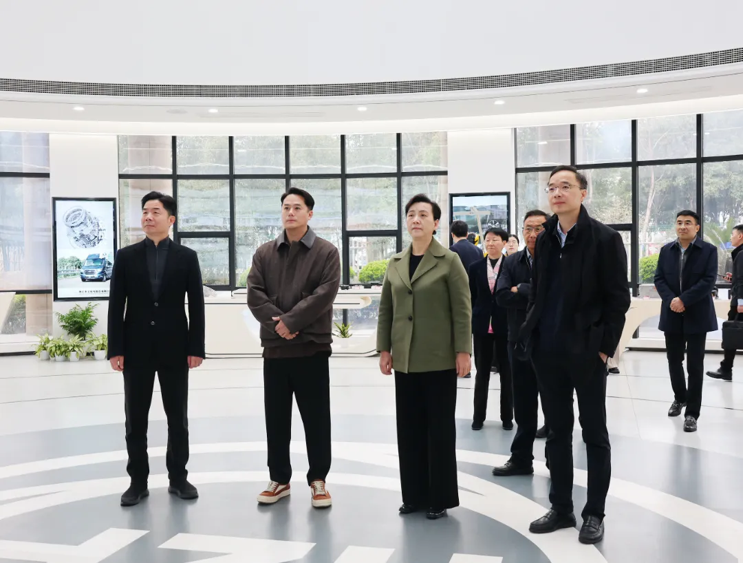 சீன மக்கள் அரசியல் ஆலோசனை மாநாட்டின் (CPPCC) Hangzhou முனிசிபல் குழுவின் தலைவர் Wang Wenxu, Zhaofeng Co., Ltd ஐ விசாரிக்கிறார்.